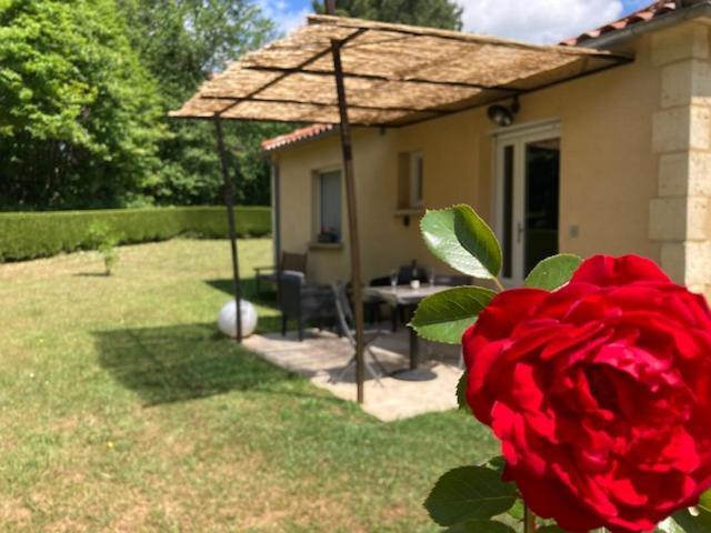 Gite Des Combes Blanches Avec Piscine Et Jacuzzi Frayssinet-le-Gélat Exterior foto